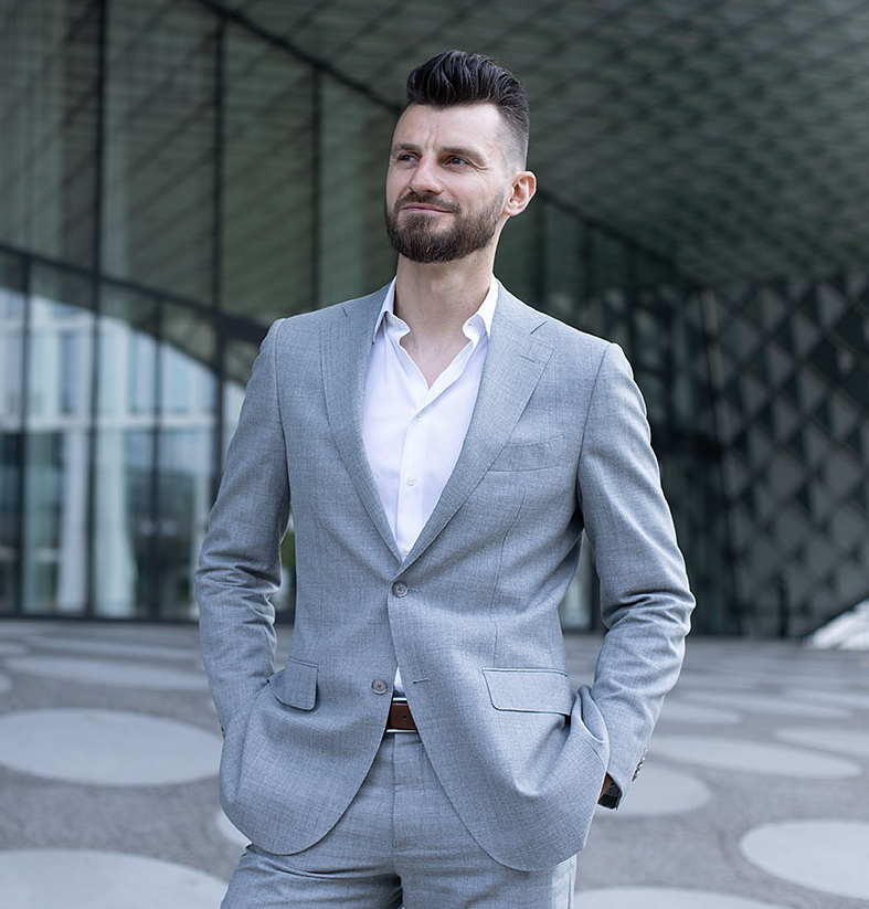 Approved headshot Tomek Nowobilski